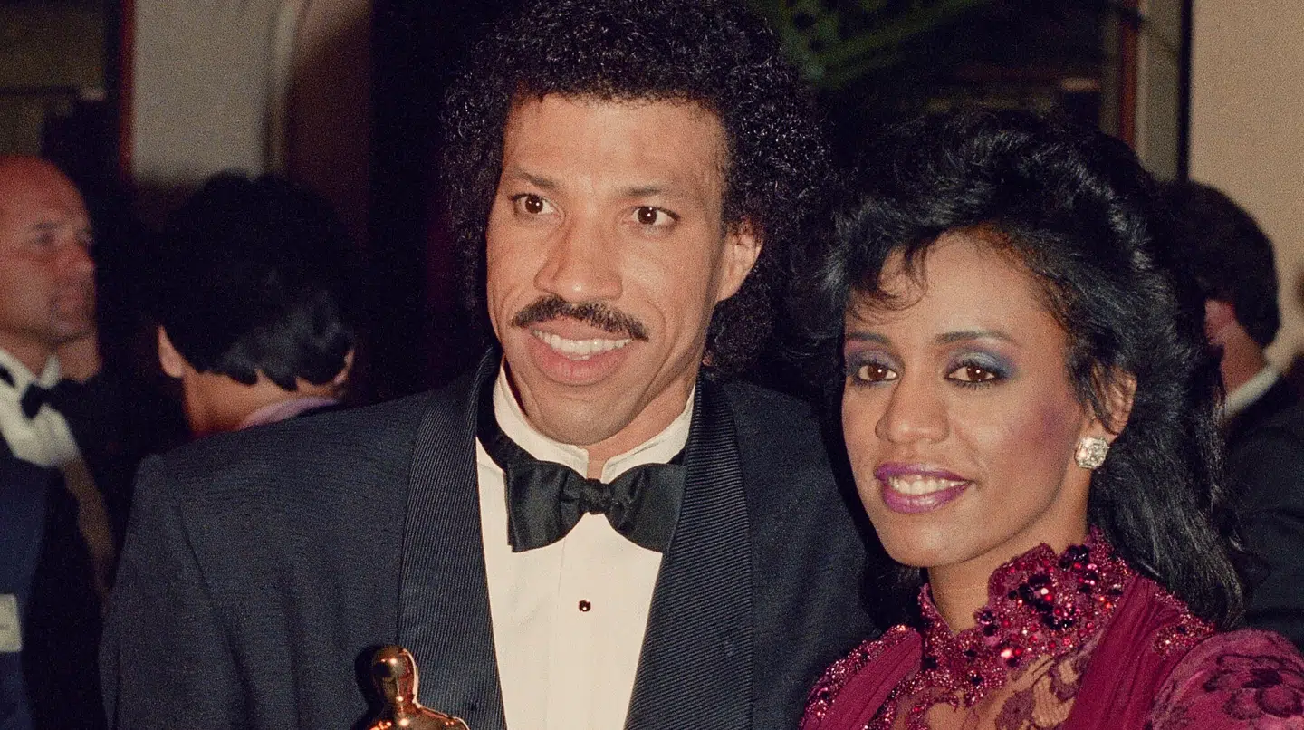Lionel Richie fotograferet med sin første kone, Brenda, i 1986, da han har vundet en Oscar.