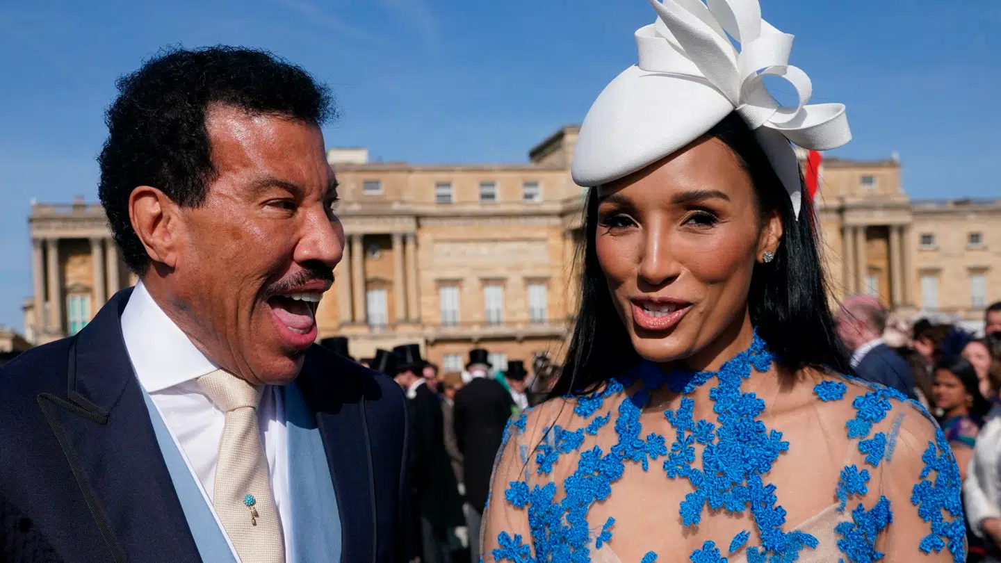 Lionel Richie og hans nuværende kæreste Lisa Parigi fotograferet i 2023 i forbindelse med kong Charles' kroning. (Arkivfoto)