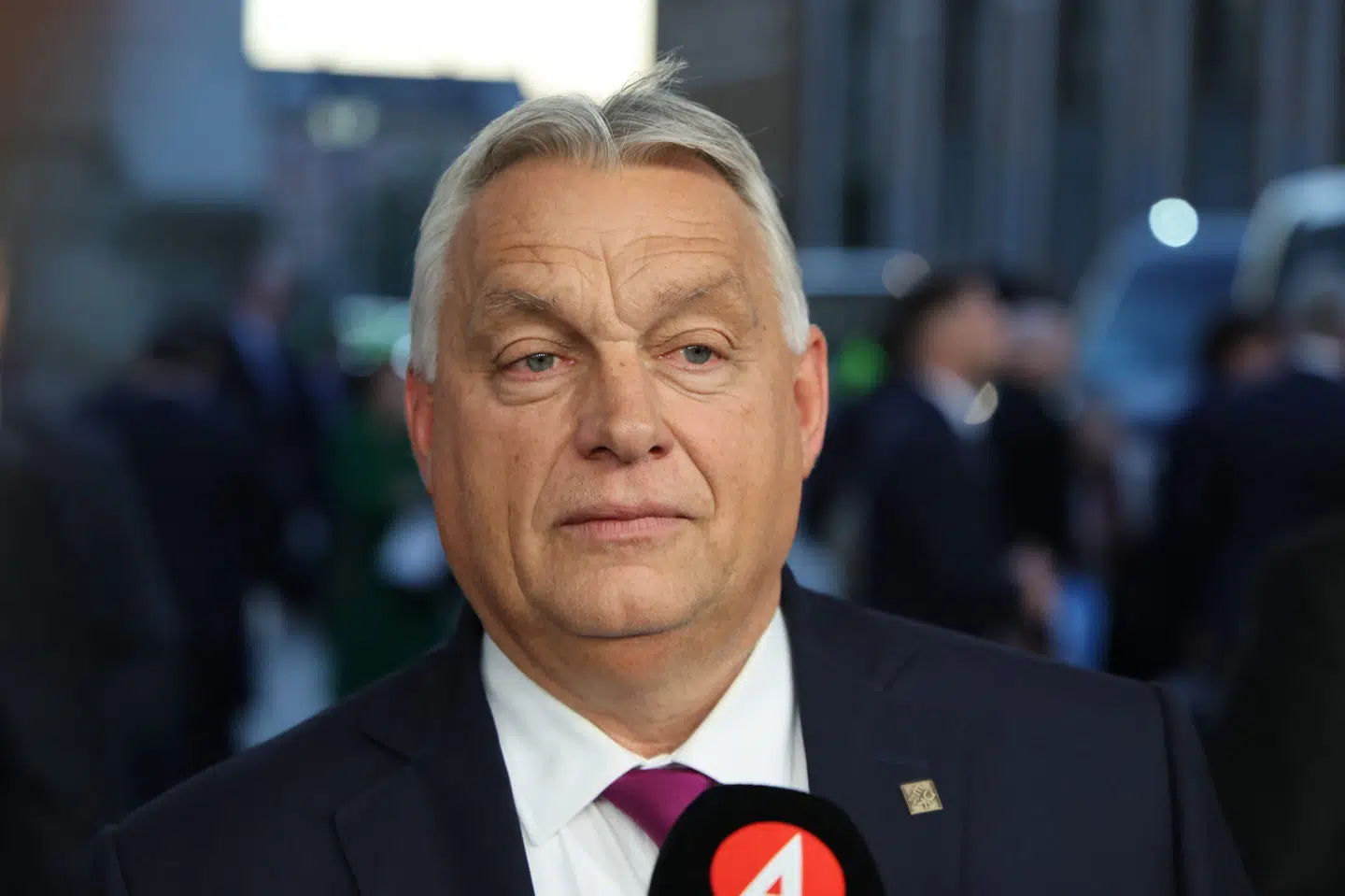 Ungarns premierminister, Viktor Orbán, gør ikke mine til at løfte sin blokade mod Ukraines ønske om at blive medlem af EU. Forud for et møde i Det Europæiske Politiske Fællesskab presser Ukraines præsident, Volodymyr Zelenskyj, på for at få åbnet det første forhandlingsområde med EU.
