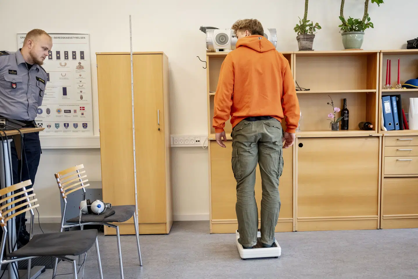 En værnepligtig ung mand bliver vejet som led i vurderingen af hans egnethed på Forsvarets Dag i 2024. Året før blev kun 41 procent af de indkaldte vurderet egnede. (Arkivfoto)