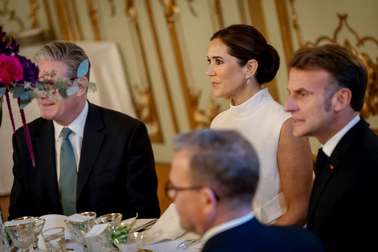Til den fornemme middag på Amalienborg blev dronning Mary placeret i den modsatte ende af kong Frederik. Til gengæld fik den danske dronning nogle store spillere som bordherrer: Den britiske premierminister Keir Starmer og den franske præsident Emmanuel Macron.