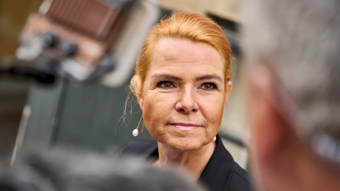 Ifølge anklagemyndigheden er bøden for 'ikke at have optrådt hensynsfuldt og udvist agtpågivenhed' som bilist på 1.000 kroner. Så det er altså beløbet føreren af varevognen skal betale.