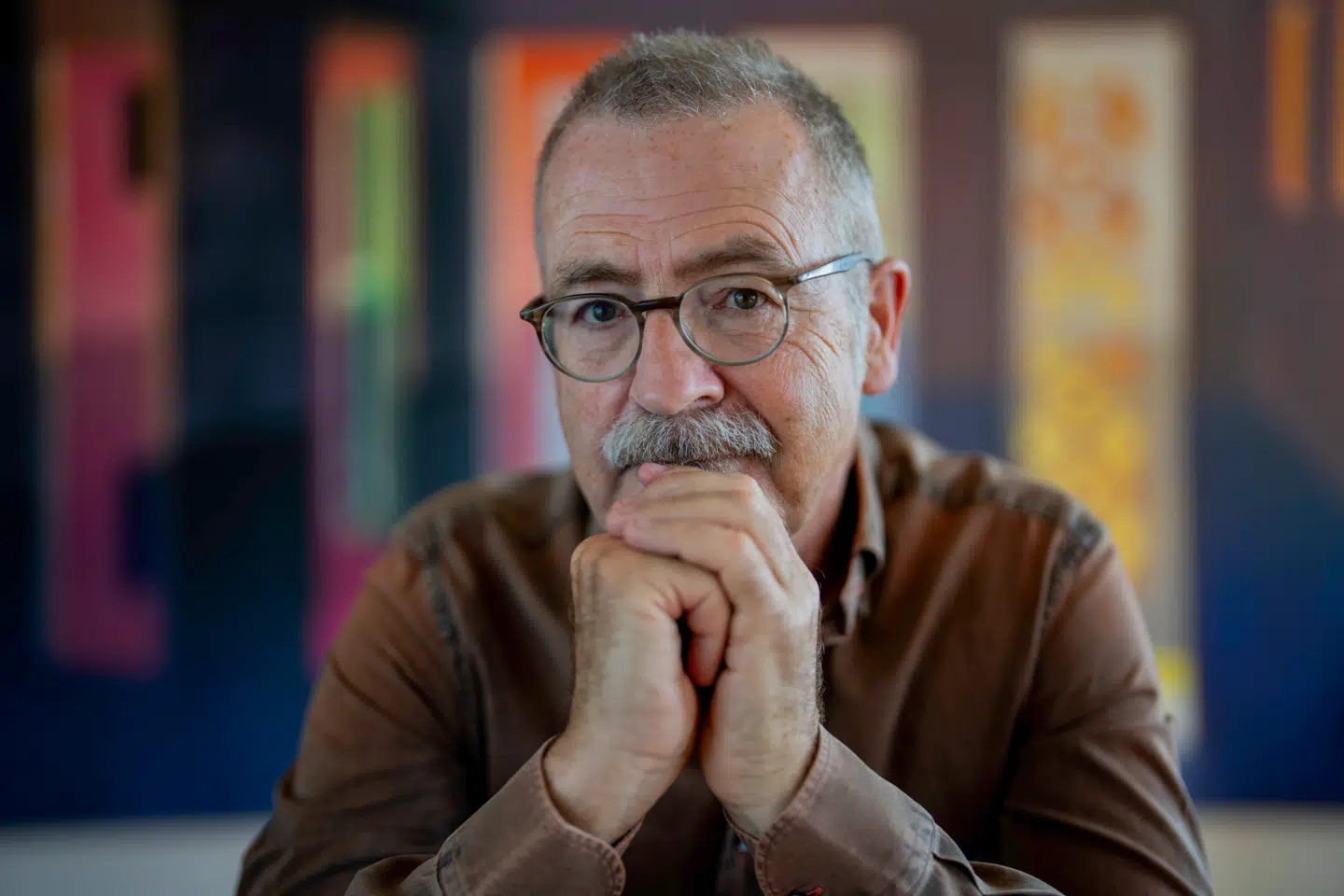 Vært på »Klog på sprog« på DR P1 Adrian Hughes finder det ubegribeligt, at der ikke er afsat penge til at bevare Den Danske Ordbog i regeringens forslag til finansloven for 2026.