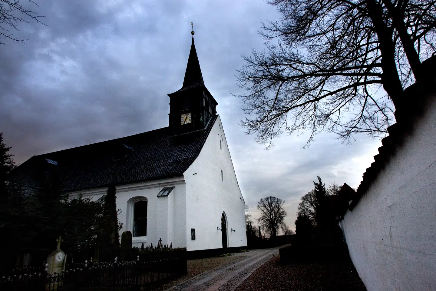 »Min sag imod kristendommens nytteværdi betyder ikke, at jeg ønsker nogen sanktioner imod den. Den skal skam nyde sin frihed. Mine venner og jeg ønsker blot lighed,« skriver Anders Stjernholm.
