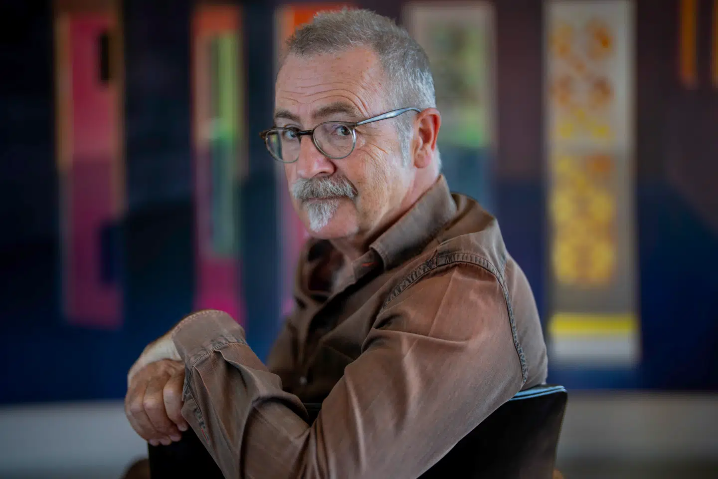 Den mangeårige DR-vært Adrian Lloyd Hughes skal ikke længere være vært på DRs kulturprogram »Klog på sprog«.