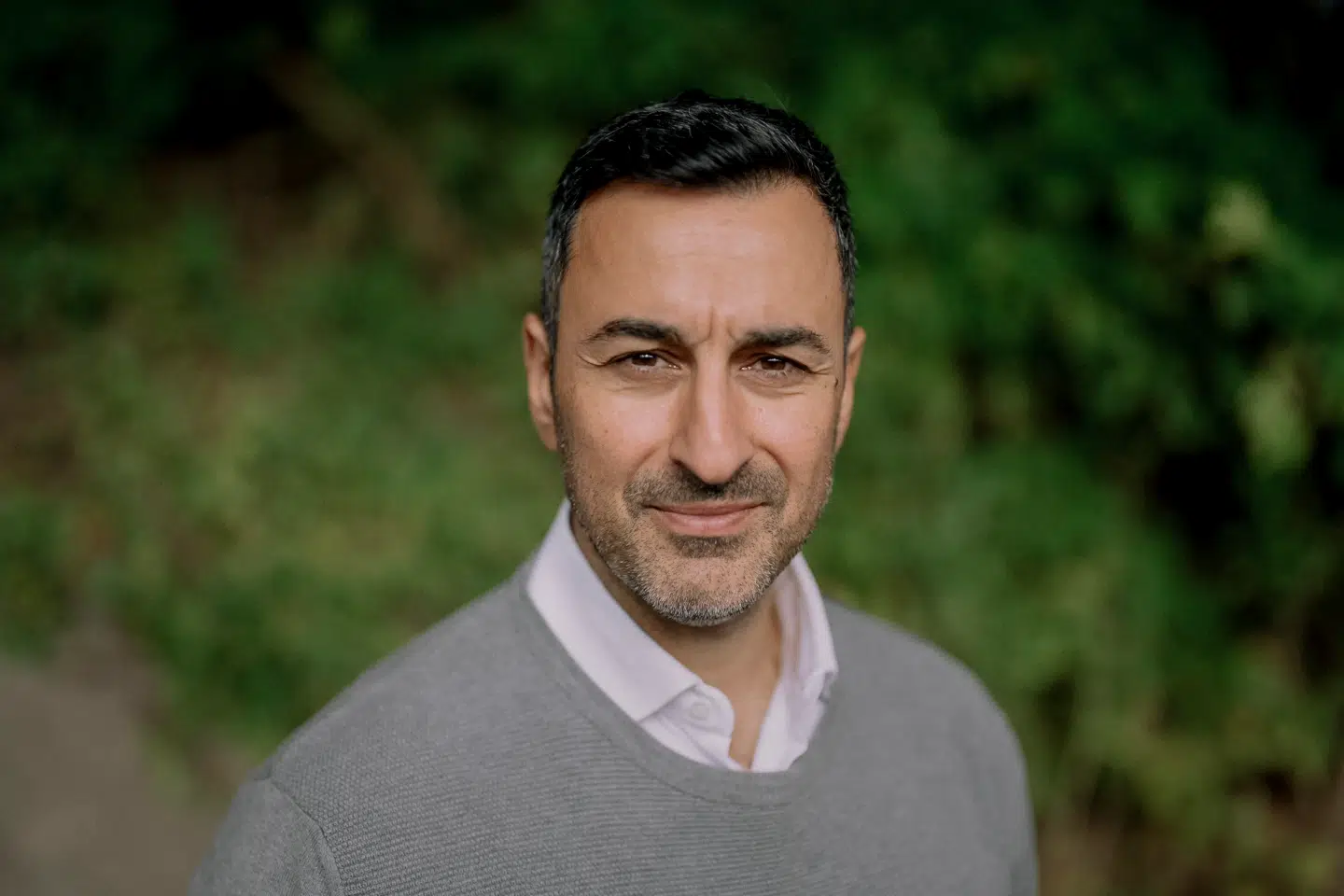 Journalist og vært på TV Avisen Erkan Özden er aktuel med bogen »Små mænd med store hænder« med undertitlen: »Barn af en gæstearbejder«. »Jeg tror aldrig, jeg har været så personlig før.«