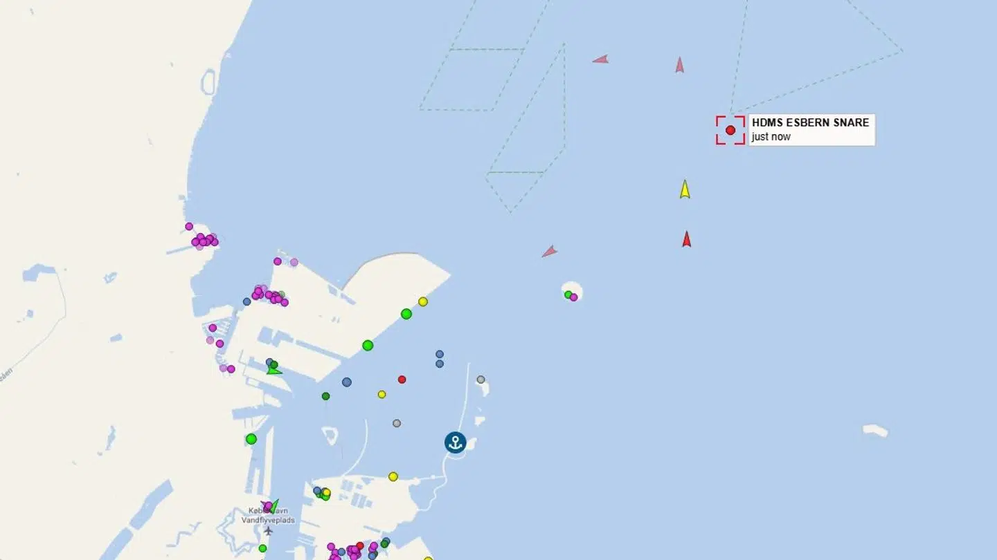 Det danske krigsskib Esbern Snare ses her illustreret som den røde prik. Det russiske skib Mikhail Dudin er illustreret som den gule pil.