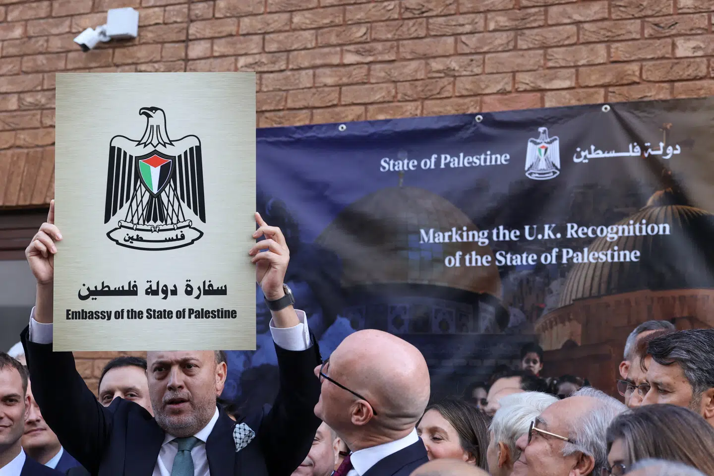 Husam Zomlot, leder af »The Palestinian mission to the United Kingdom«, fremviser plak ved en ceremoni efter dem britiske anerkendelse af Palæstina. Foto: Toby Melville, Scanpix