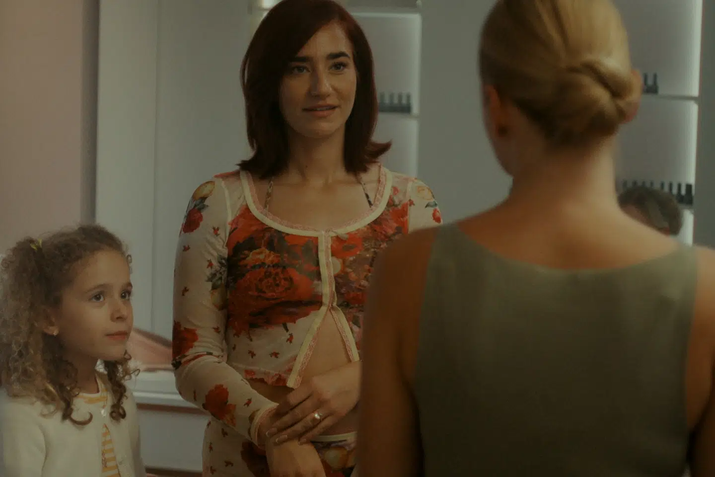 Clara Dessau kommer i hendes arbejde som undercover tæt på hovedbagmandens kone Ashley spillet af Maria Cordsen.