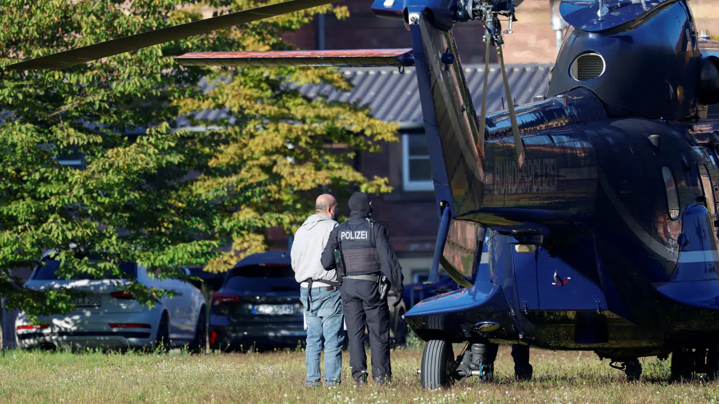 Under strenge sikkerhedsforanstaltninger blev de tre anholdte fra Berlin torsdag morgen fløjet til Karlsruhe, hvor den føderale domstol skulle tage stilling til varetægtsfængslingen af dem.