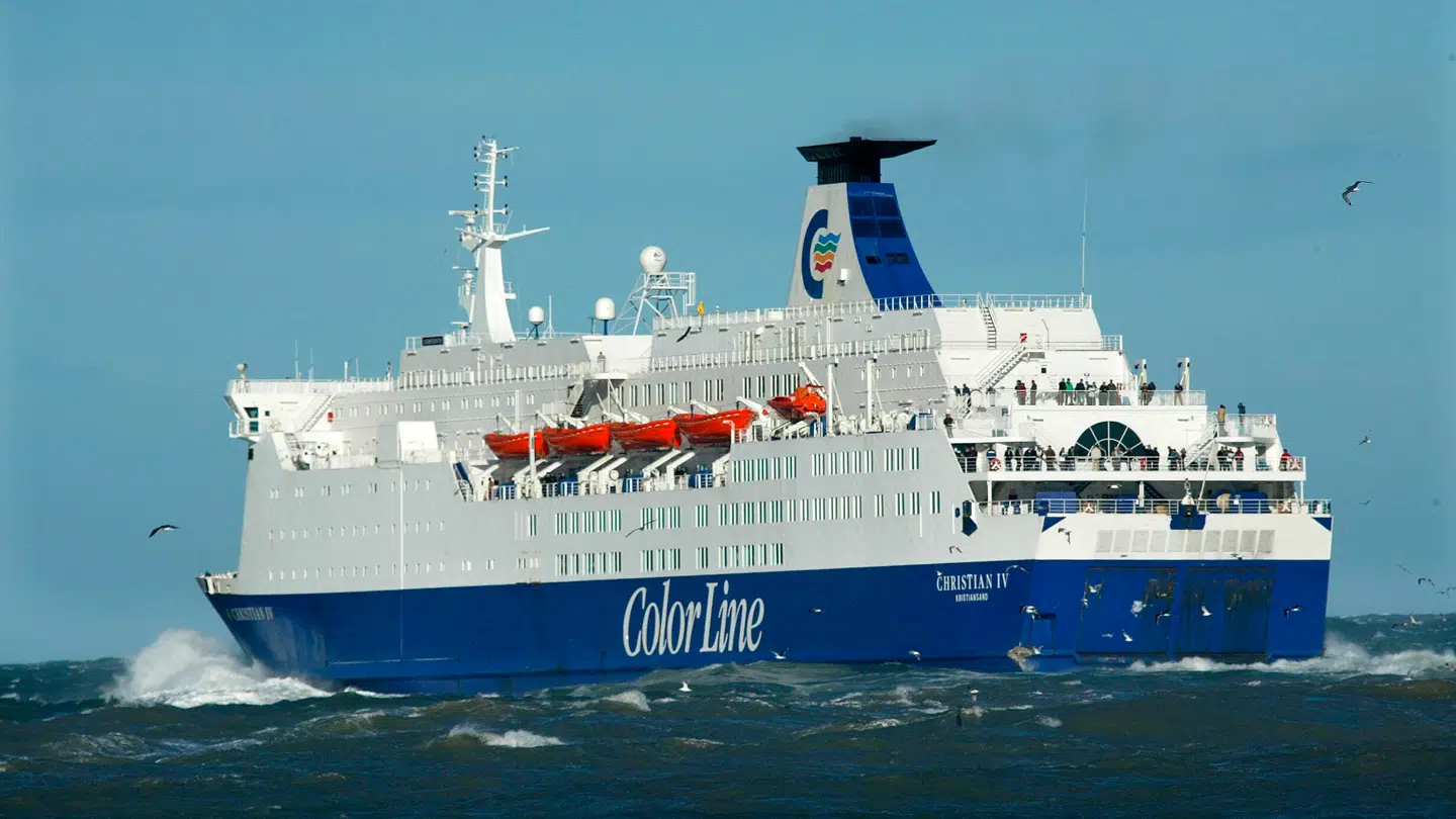 Weekendens stormvejr udfordrer færgetrafikken mellem Danmark og Norge.