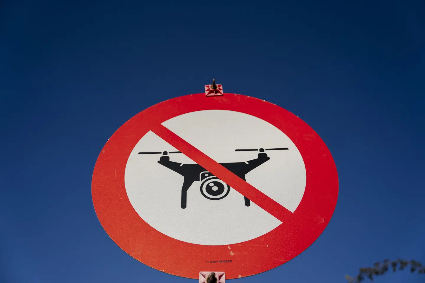 Et skilt ved Halsskov viser tirsdag, at droneflyvning er forbudt. Hele Danmarks luftrum er lukket for civil droneflyvning i denne uge efter flere hændelser med mistænkelig droneaktivitet. I en Voxmeter-måling svarer lige over halvdelen, at de føler sig utrygge efter de seneste dronehændelser i Danmark. (Arkivfoto).