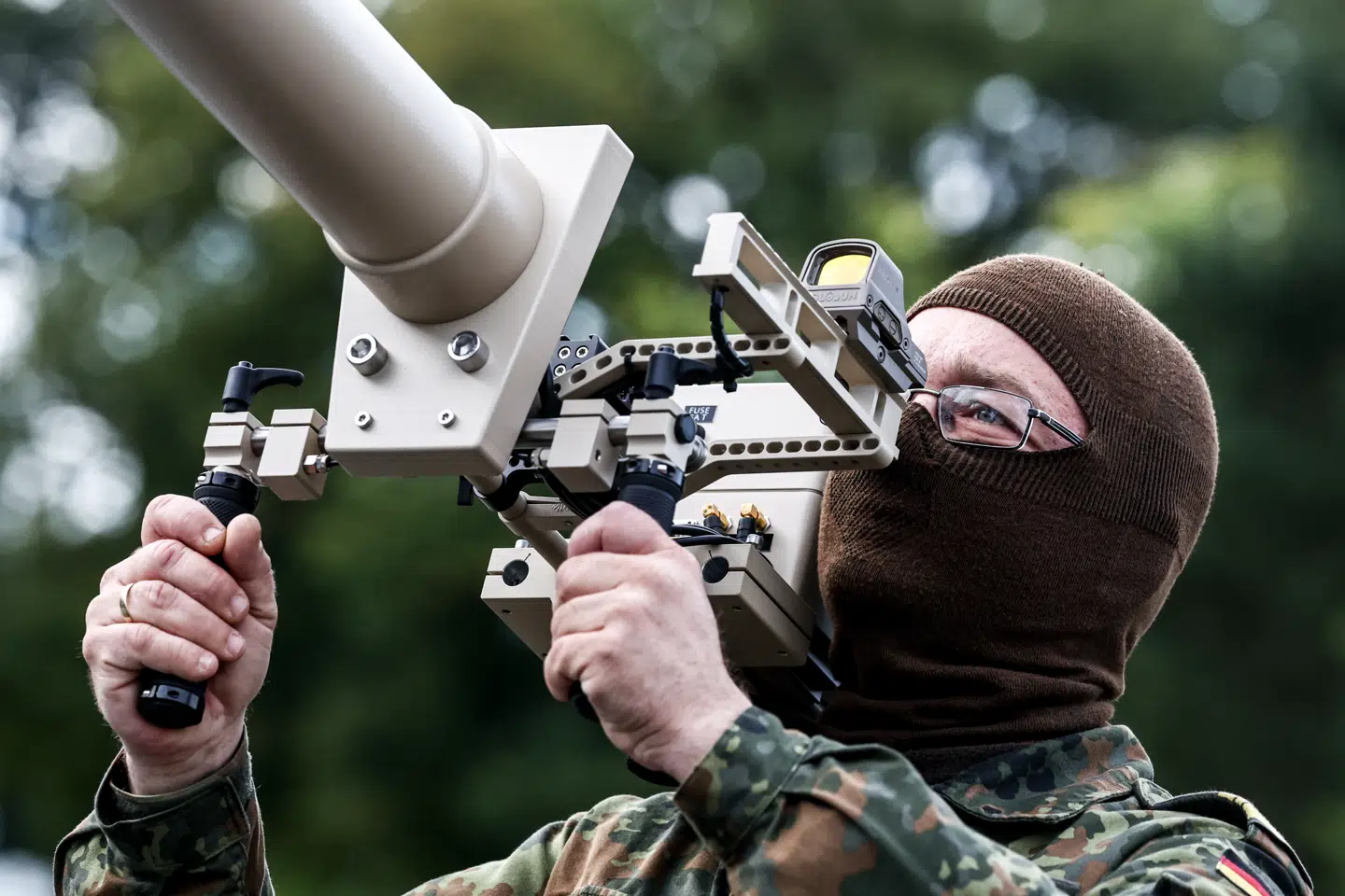 En tysk soldat demonstrerer en håndbåret dronejammer på en øvelse i Hamburg, 26. september 2025.