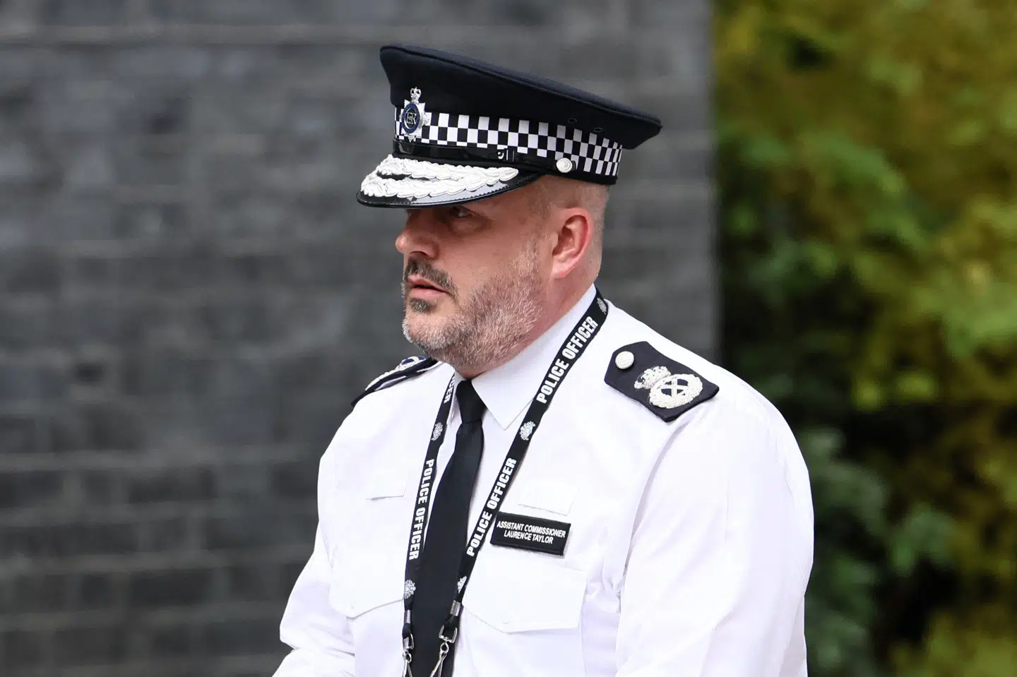 Laurence Taylor fra britisk antiterrorpoliti har holdt pressemøde om angreb ved synagoge. Her ses han på vej til såkaldt Cobra-møde torsdag. Det er en mødetype, der sker som reaktion på større kriser. Navnet er en forkortelse af "Cabinet Office Briefing Room".