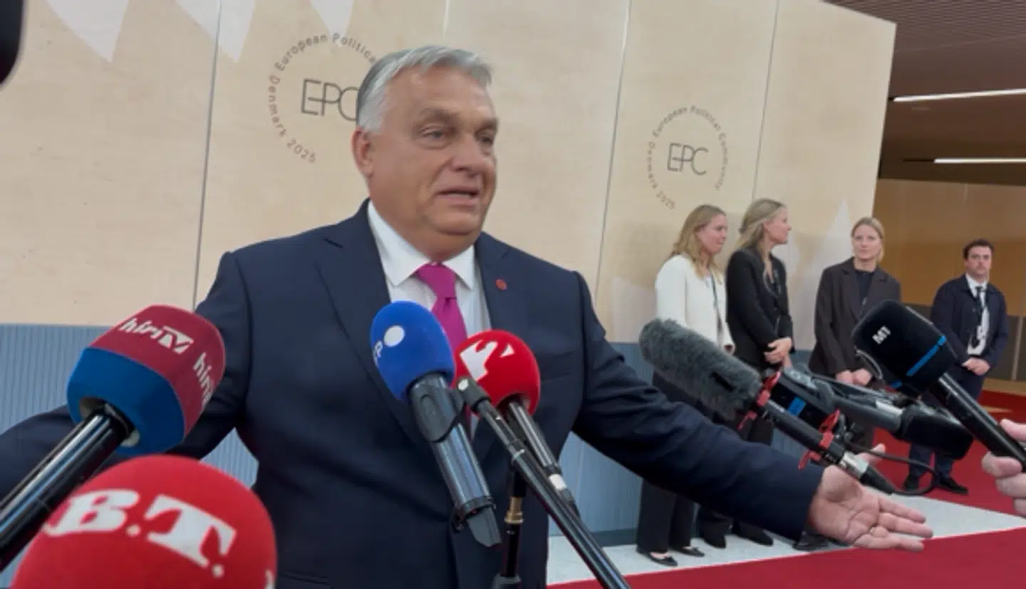 Ungarns præsident, Viktor Orbán, bliver glad og slår begge arme ud til siden, da navnet på USAs præsident bliver bragt på banen.