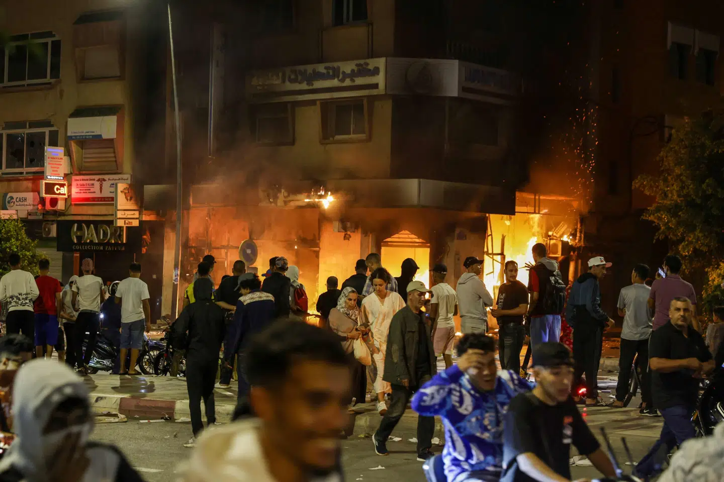 Folk går forbi i en bank i brand 1. oktober under demonstrationer i Marokko.