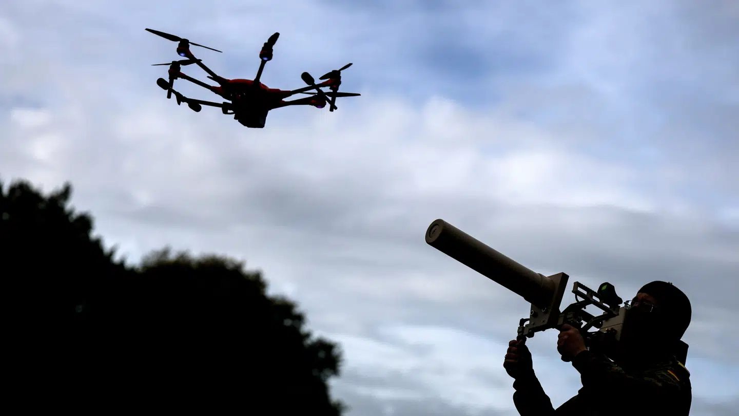 En drone bliver skudt ned af en tysk soldat under en øvelse. (arkivbillede)