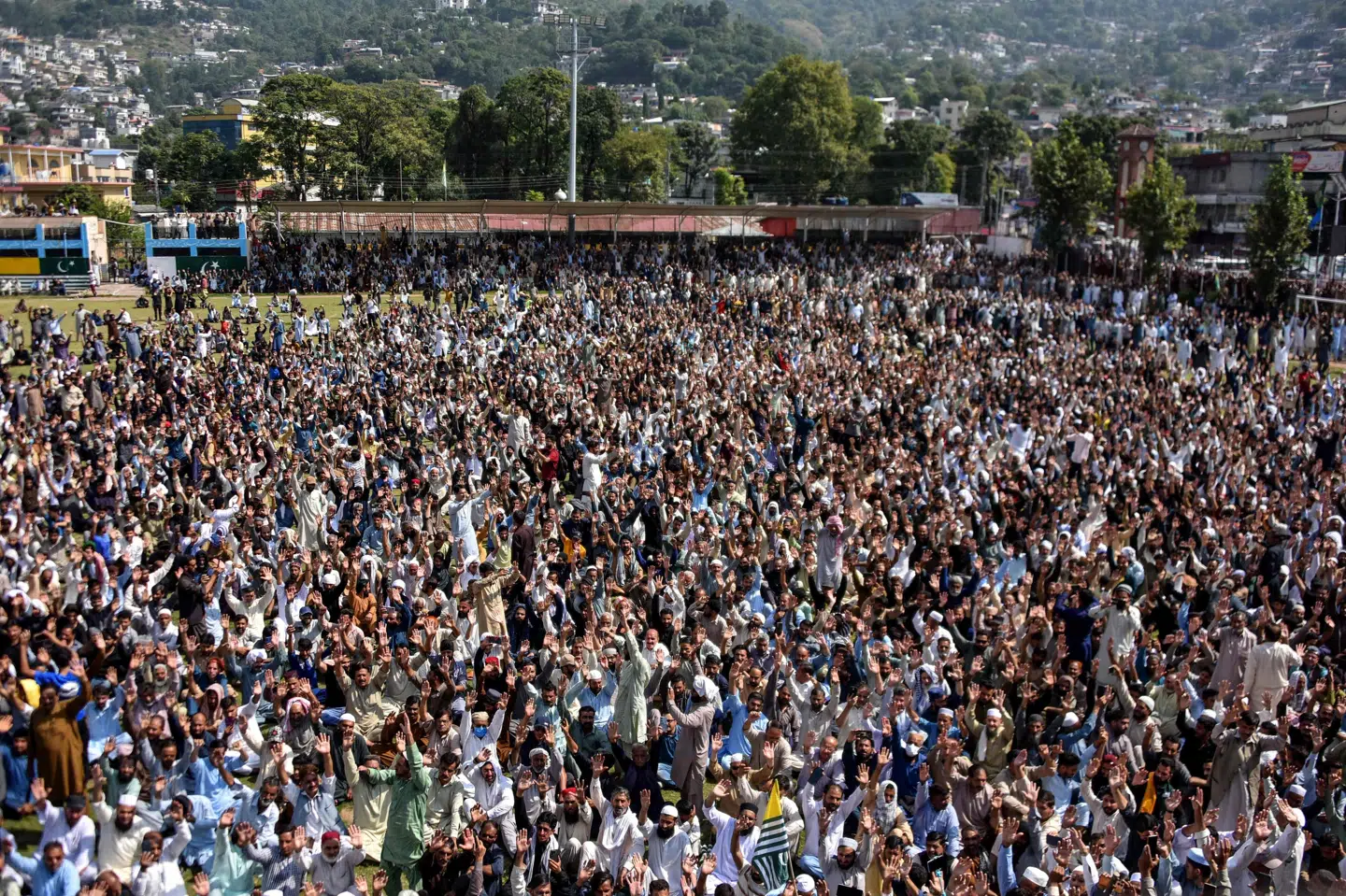 Aktivister deltog torsdag i begravelser af demonstranter, der angiveligt blev dræbt af sikkerhedsstyrker under voldelige demonstrationer i denne uge.