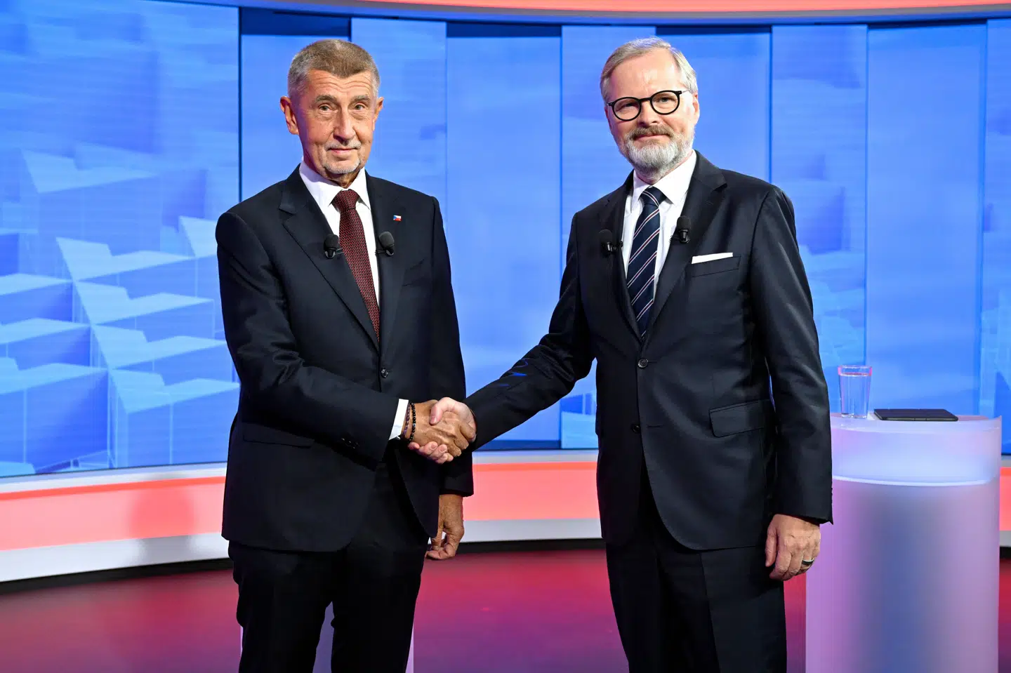 Formand for ANO Andrej Babis ses til venstre i billedet sammen med den nuværende premierminister, Petr Fiala, under en partilederdebat torsdag i Tjekkiets hovedstad, Prag. (Arkivfoto).