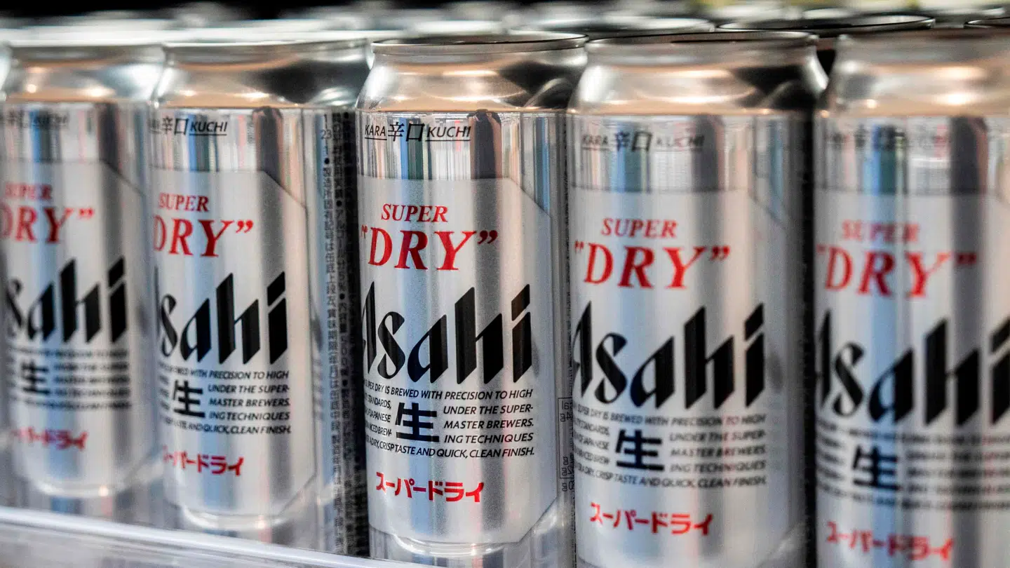 Der er stadig Asahi-øl at få i japanske supermarkeder. Dette billede er taget fredag i Tokyo.