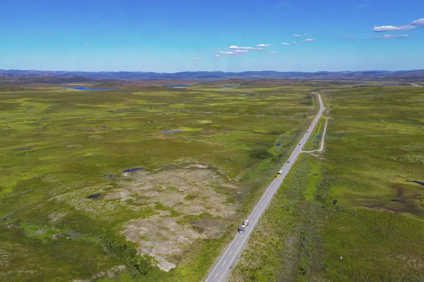 Billede af E6-vejen i distriktet Finnmark i det nordøstlige Norge. Alle ti soldater, der ikke meldte ind til deres afdeling under en øvelse i distriktet, er nu fundet. De sidste fem er blevet lokaliseret fredag morgen. (Arkivfoto).