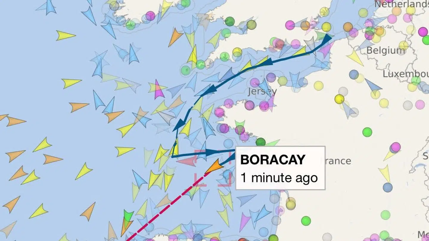 Boracay eller Pushpa er på vej videre efter at have ligget stille i en række dage ved den franske kyst. Der er fortsat mistanke til skibet, der er en del af den russiske skyggeflåde, for at have været involveret i dronehændelserne over Danmark.