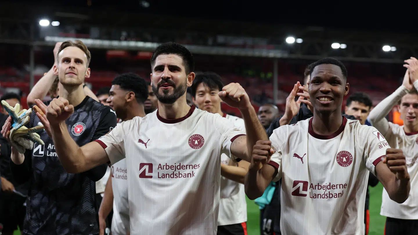 Den danske triumf skaber overskrifter i England.