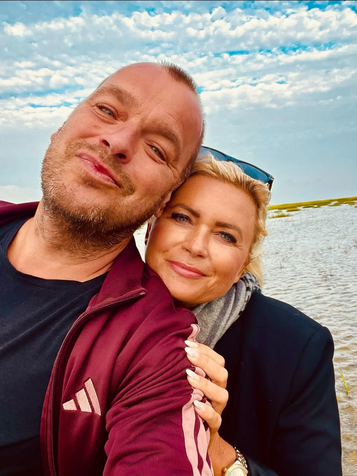 Chief 1 lægger ikke skjul på, at han svæver på en lyserød sky, efter han i starten af året mødte kæresten Karina Friis.