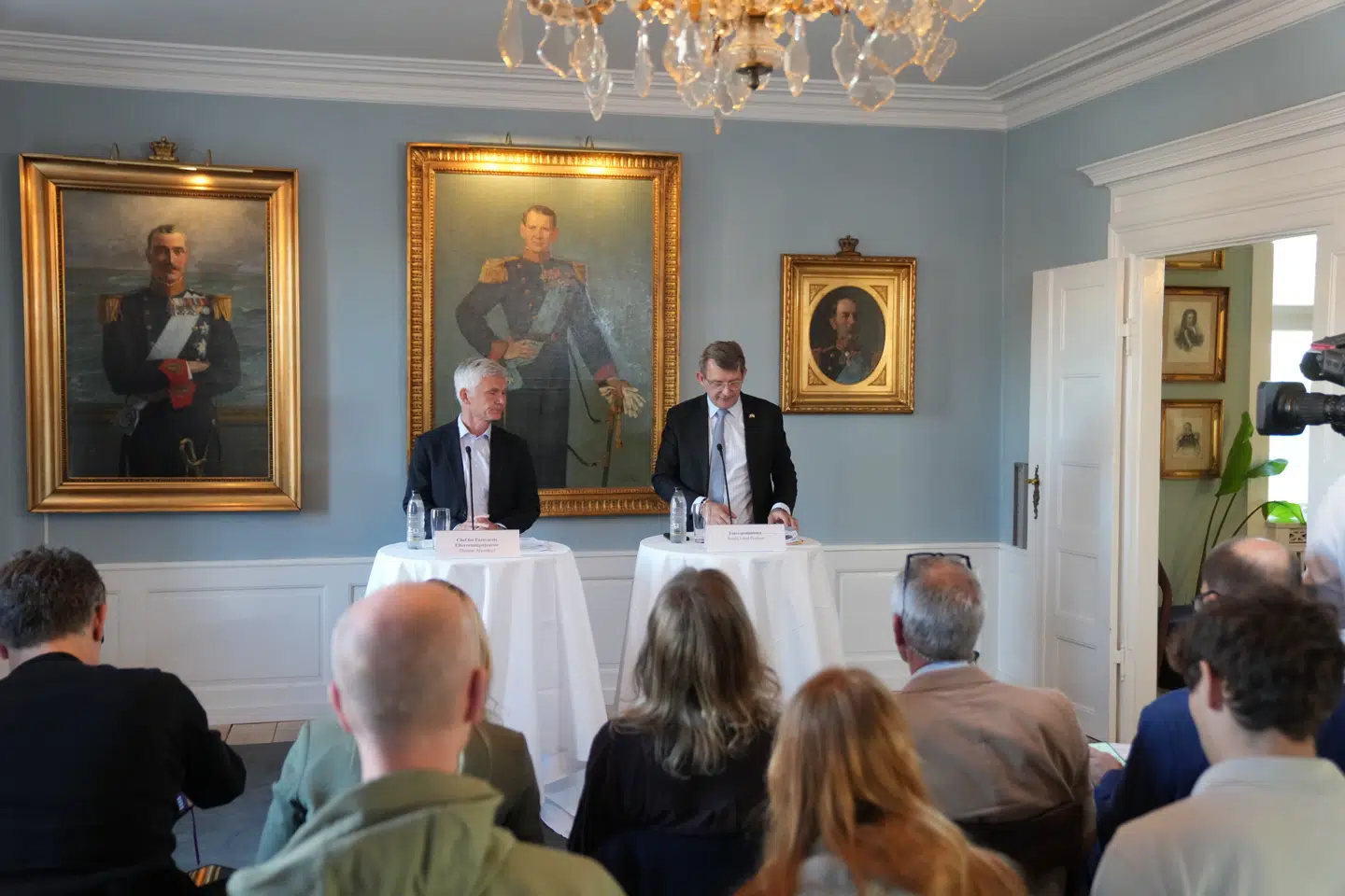 Forsvarsminister Troels Lund Poulsen (V) og chef for Forsvarets Efterretningstjeneste Thomas Ahrenkiel holdt pressemøde på Kastellet i København.