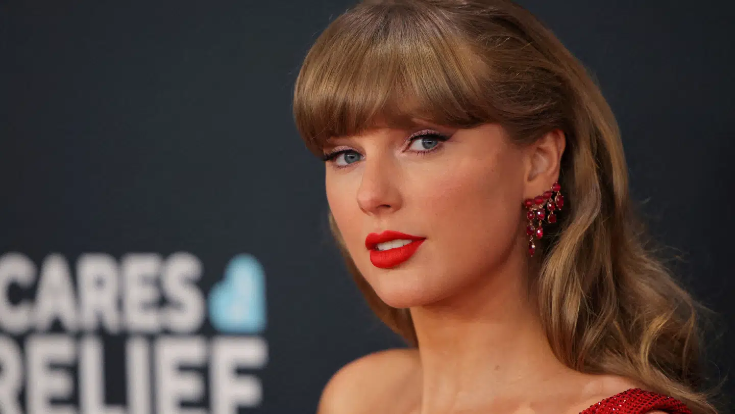 Taylor Swift har fredag udgivet sit 12. album med titlen 'Life of a showgirl'.