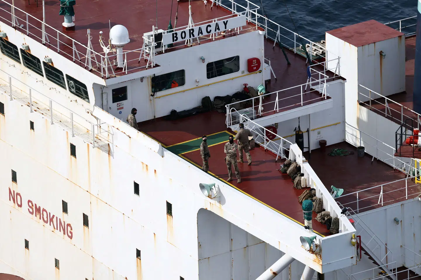 Franske soldater gik om bord på "Boracay" onsdag, da det lå i havet ud for det vestlige Frankrig.
