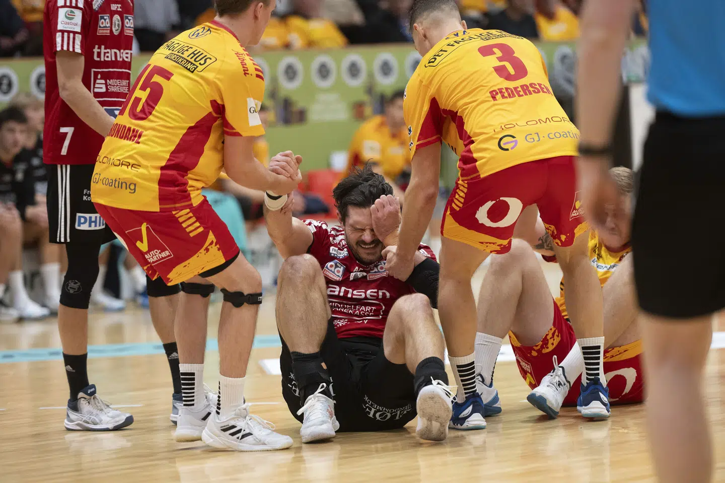 Evgeni Pevnov og resten af Frederica-spillerne må undvære holdkammerat Malthe Hejsel i det kommende halve år. Hejsel fik det dårligt efter lørdagens kamp mod GOG. (Foto: Thomas Sjørup/Ritzau Scanpix)
