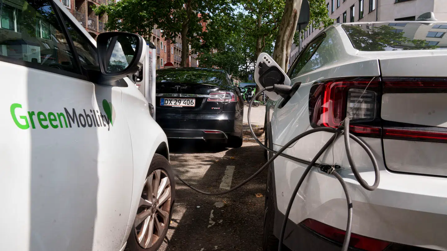 Øgede afgifter på elbiler kan koste dig og din familie mange tusinde kroner, viser nye beregninger fra brancheforeningerne Dansk Industri Bilbranchen og Mobility Denmark.