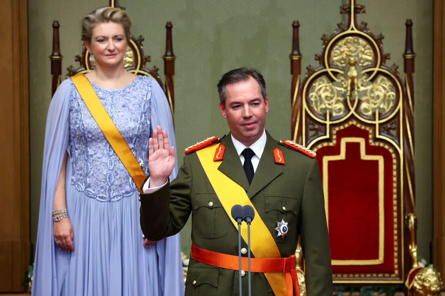 Guillaume af Luxembourg tages i ed som ny storhertug. Bag ham står hans hustru, Stephanie, der nu er storhertuginde.