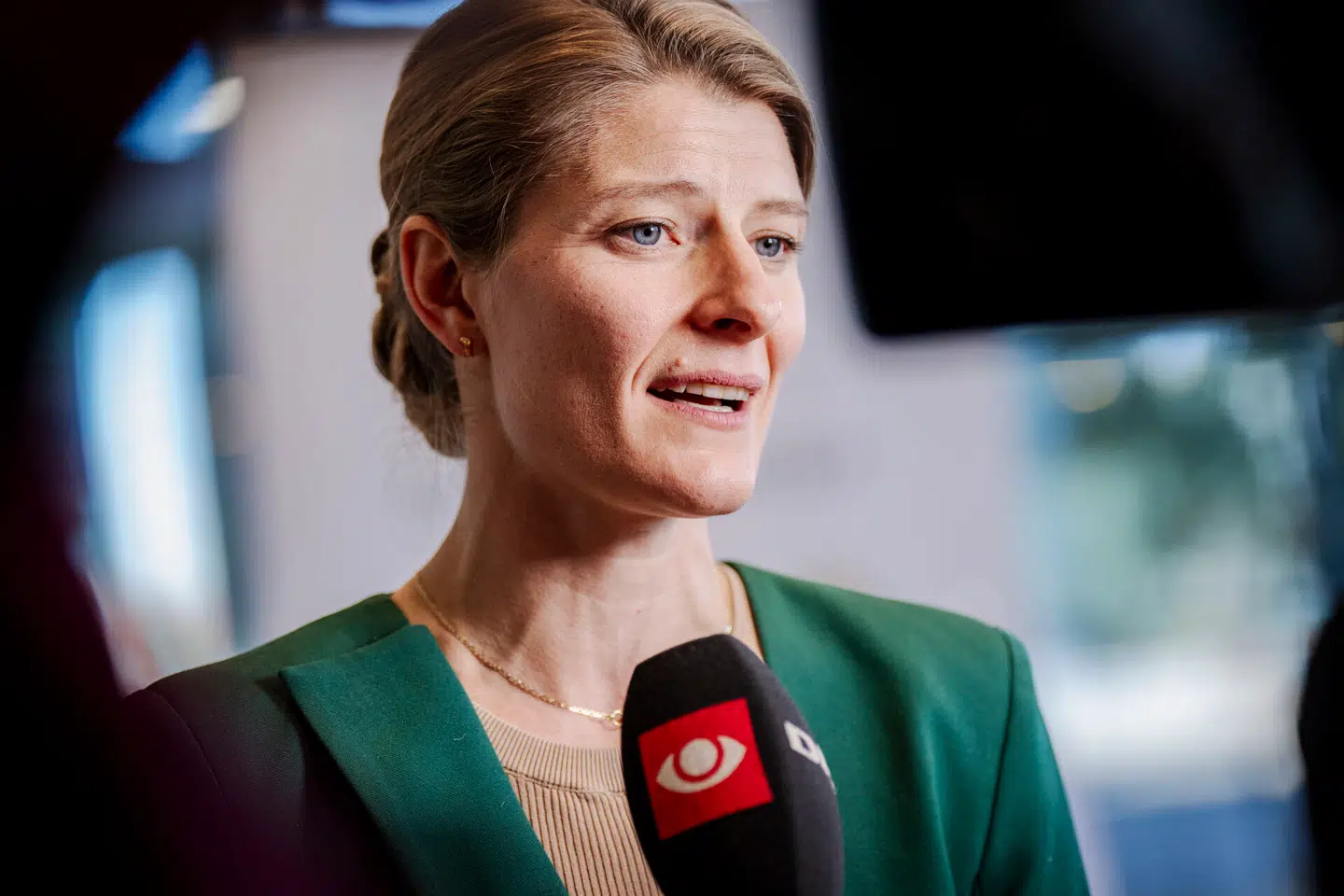 Skatteminister Ane Halsboe-Jørgensen (S) har overfor Jyllands-Posten givet udtryk for, at regeringen ikke har tænkt sig at ændre i planerne om at øge afgifterne på elbiler. B.T. har uden held forsøgt at få en kommentar fra ministeren til denne artikel.