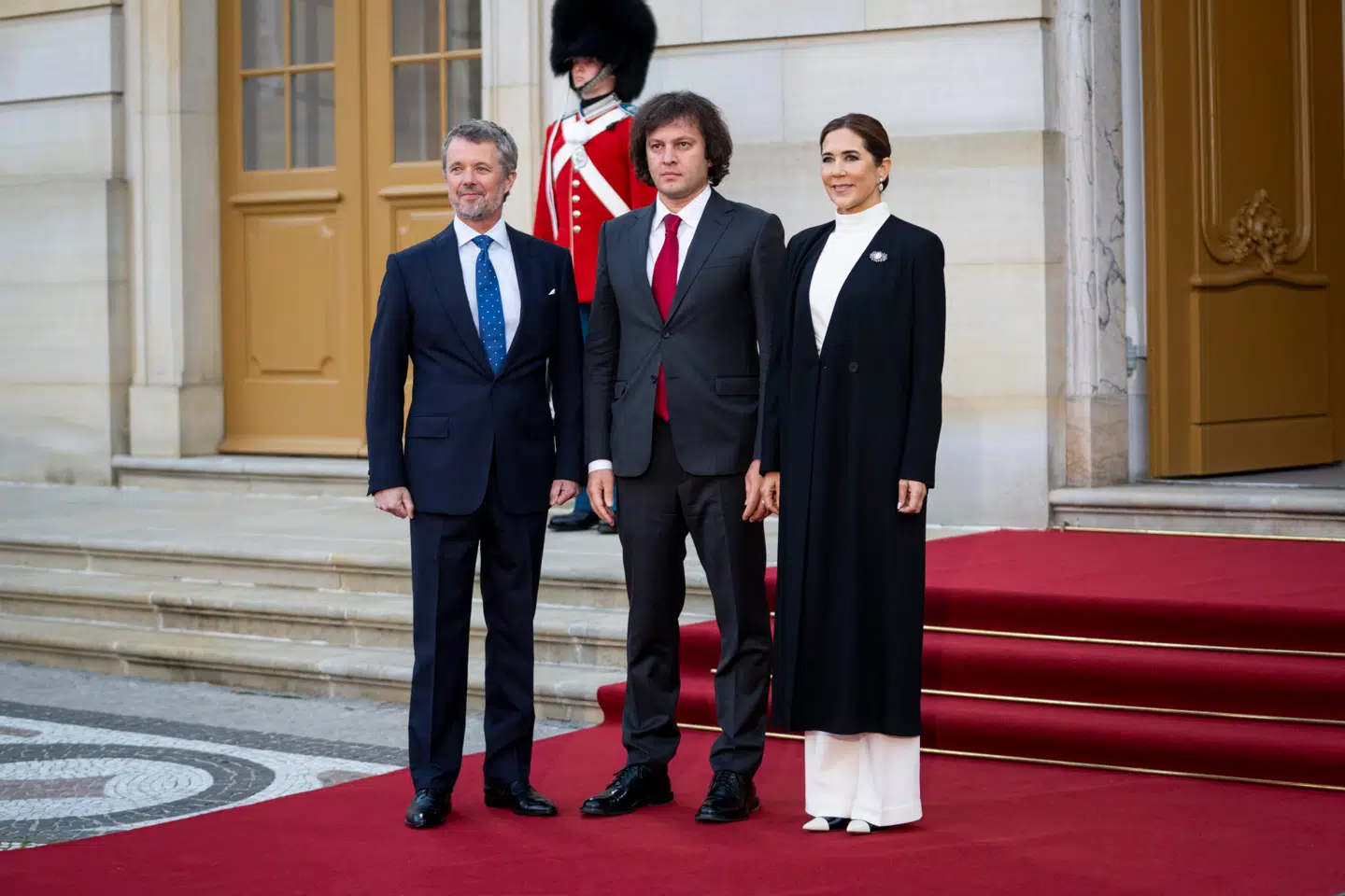 Kong Frederik og dronning Mary med det georgiske regimes premierminister, Irakli Kobakhidze. Netop det billede møder nu kritik.