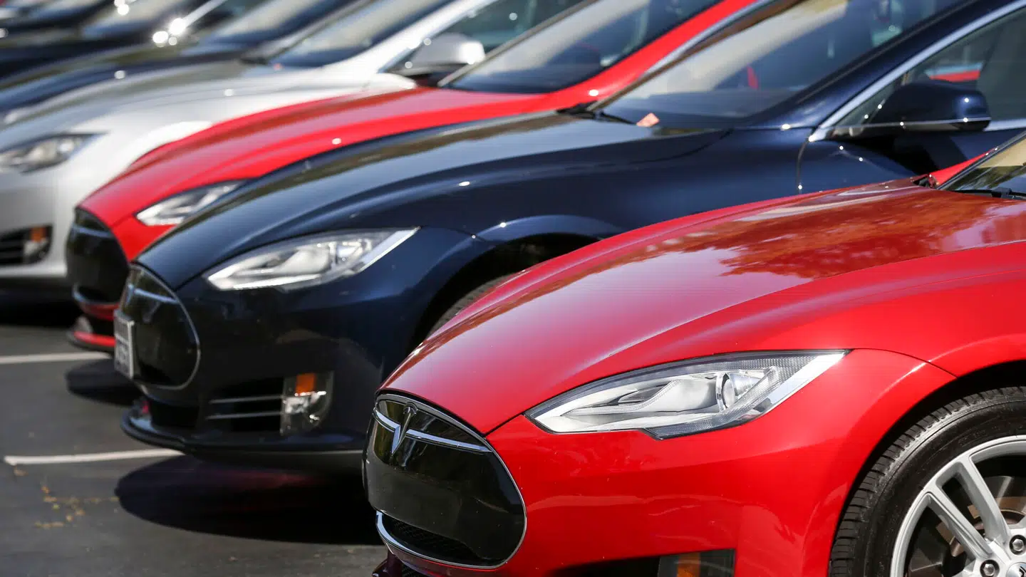 Politikerne er på vej med den helt store afgiftshammer, der kommer til at gøre det markant dyrere at købe elbil.