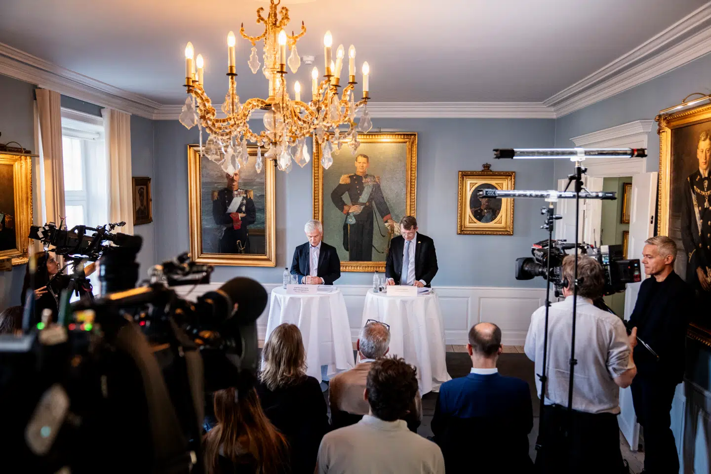 Forsvarsminister Troels Lund Poulsen (V) og chef for Forsvarets Efterretningstjeneste Thomas Ahrenkiel holdt pressemøde på Kastellet i København.