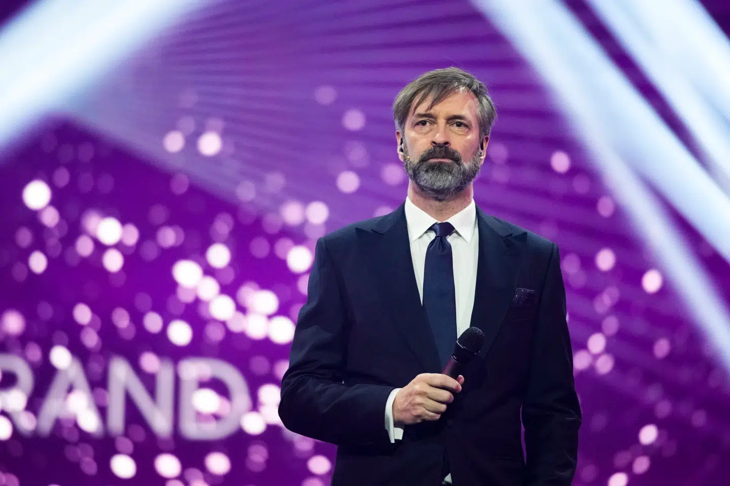 Martin Brygmann på scenen under det Dansk Melodi Grand Prix 2021.