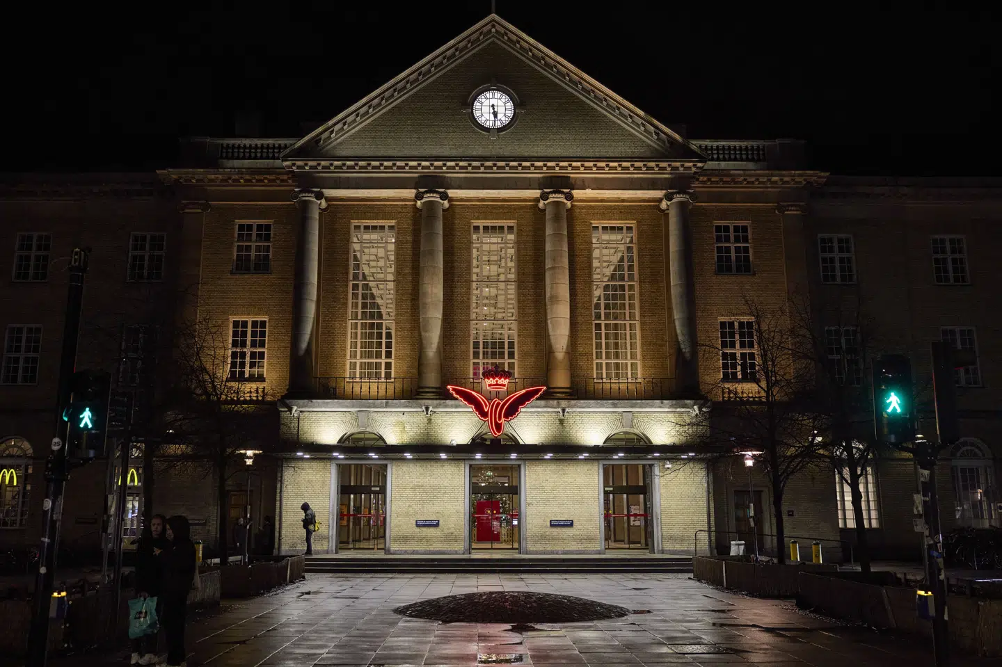 Hvis man havde planer om at tage lyntog lørdag fra banegården i Aarhus til Aalborg længere nordpå, er der dårlige nyheder. Lyntogene er lørdag aflyst indtil klokken 13.45.