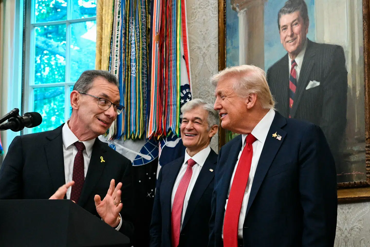 Pfizers topchef, Albert Bourla (t.v.), er inden for i varmen hos USAs præsident Donald Trump og Dr. Mehmet Oz (i.m.), chef for de offentlige sundhedsforsikringer i USA. Pfizer indgik 30. september en aftale i Det Hvide Hus om at sænke priserne på udvalgt medicin.