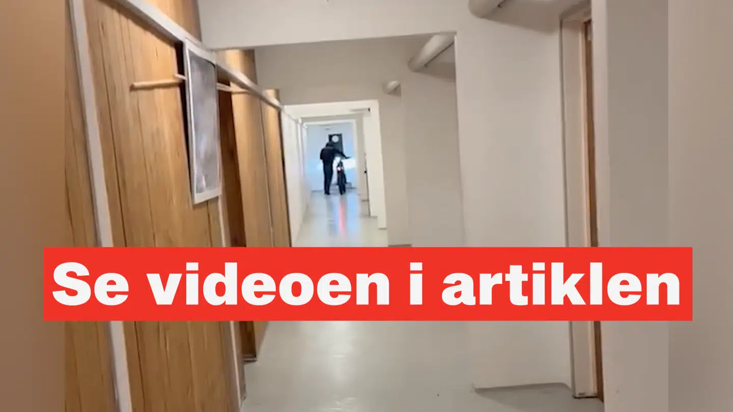 Her ses et screenshot fra den video, som Henriettes søn netop nåede at tage, da overfaldsmanden forlod kælderen.