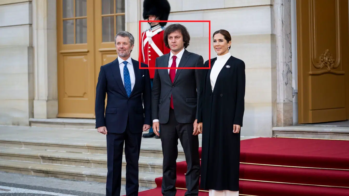 Kong Frederik og dronning Mary med det georgiske regimes premierminister, Irakli Kobakhidze. Netop det billede møder nu kritik.