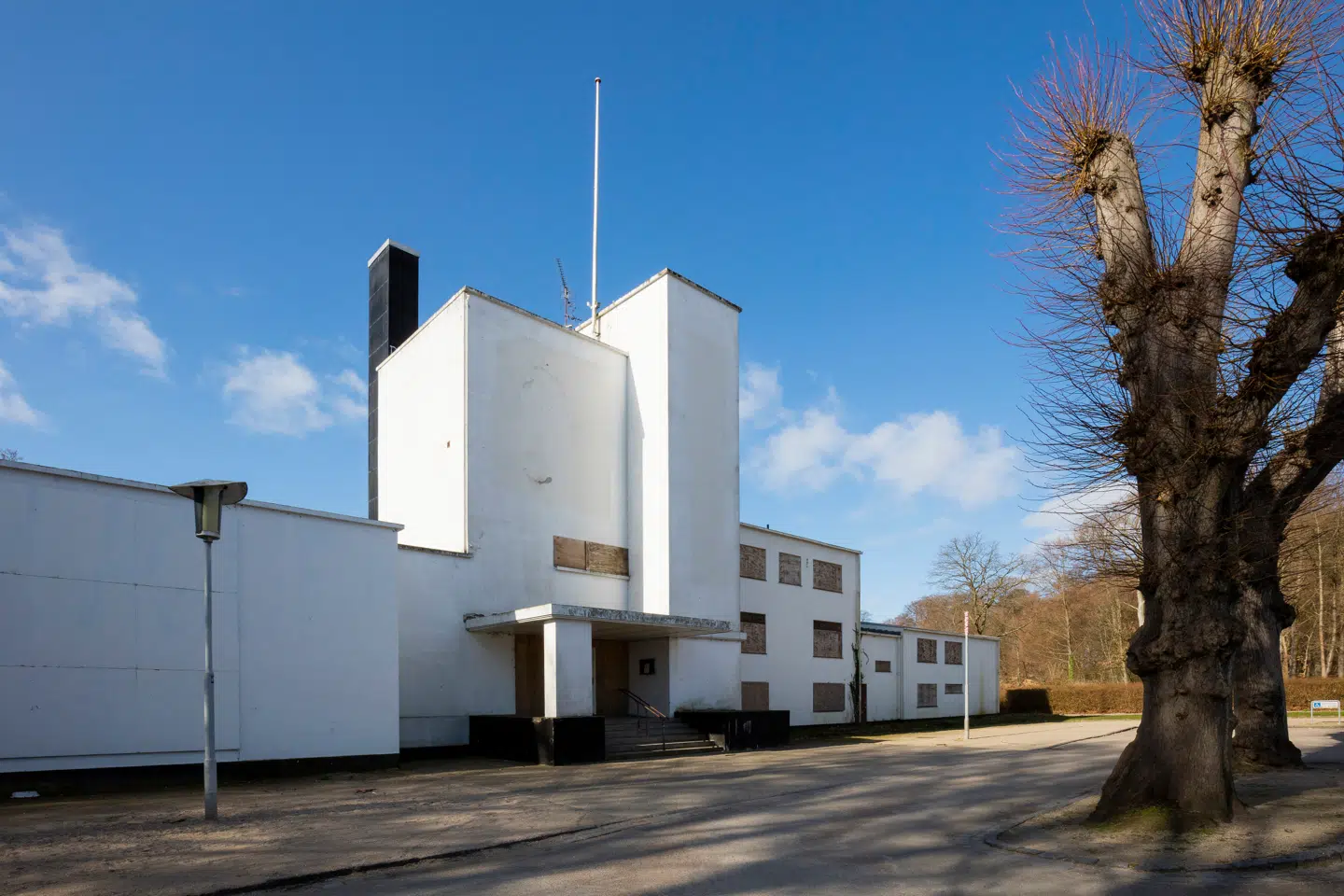 På den ellers mondæne adresse på Jægersborg Allé forfalder det gamle Danmarks Akvarium, som er tegnet af arkitekten Carl Oluf Gjerløv-Knudsen.