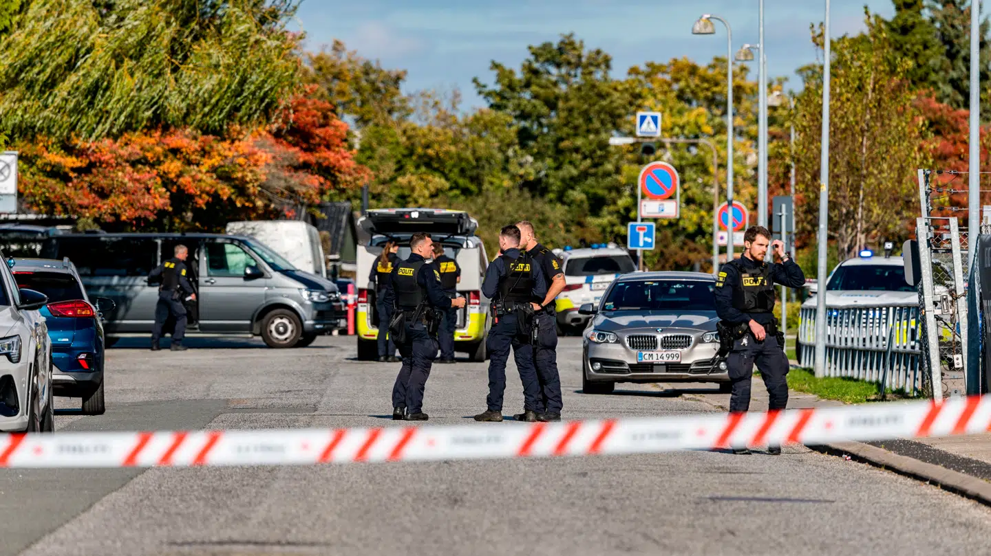 En mand er svært tilskadekommen, efter et han er blevet ramt af skud i Ishøj.