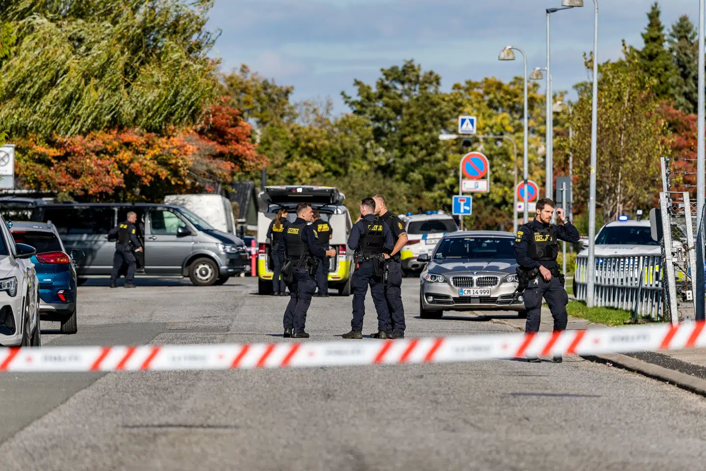 En mand er svært tilskadekommen, efter et han er blevet ramt af skud i Ishøj fredag. Politiet er på stedet.
