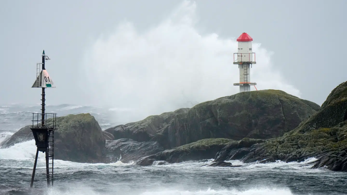 Stormen 'Amy' får bølgerne til at slå højt.