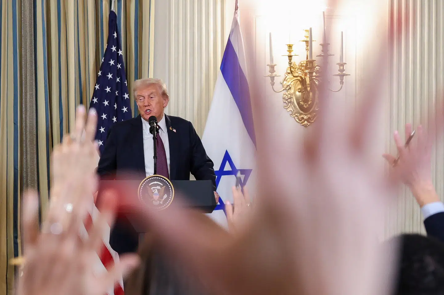 Journalister havde hænderne i vejret for at stille spørgsmål til USA's præsident, Donald Trump, og Israels premierminister, Benjamin Netanyahu, tidligere på ugen. (Arkivfoto).
