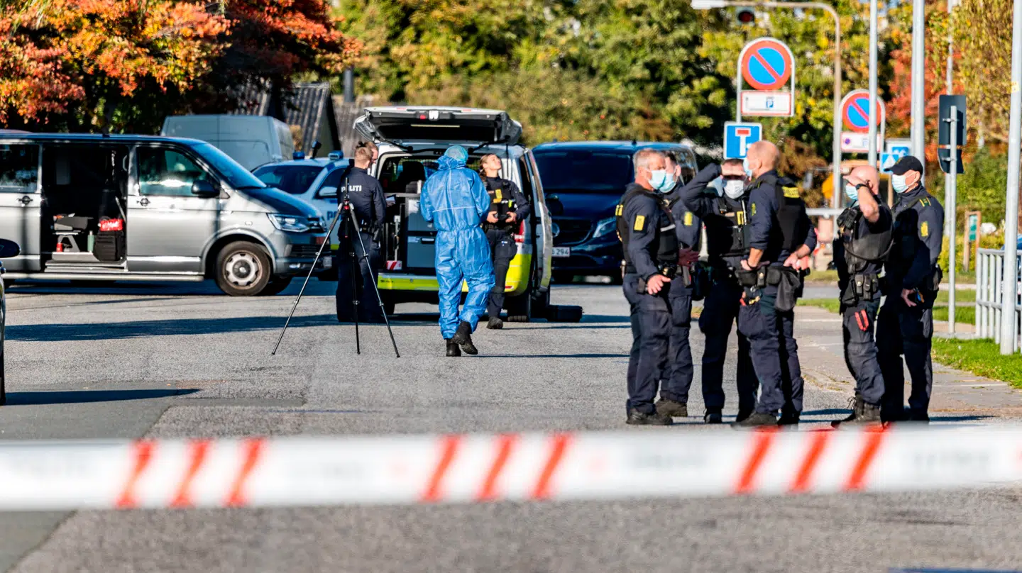 En mand er svært tilskadekommen, efter et han er blevet ramt af skud i Ishøj.