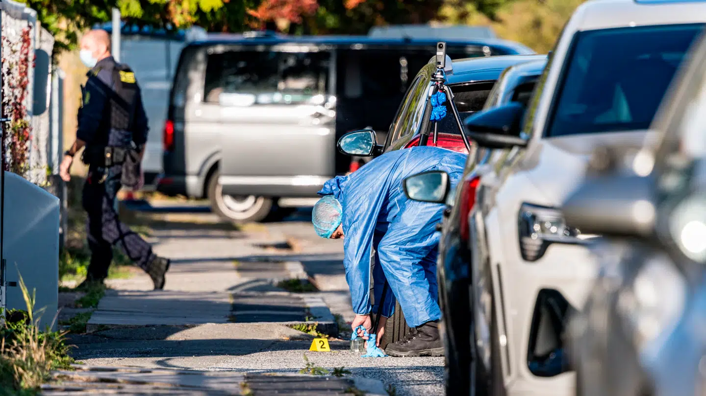 Manden, der blev ramt af skud, er »svært tilskadekommen«.